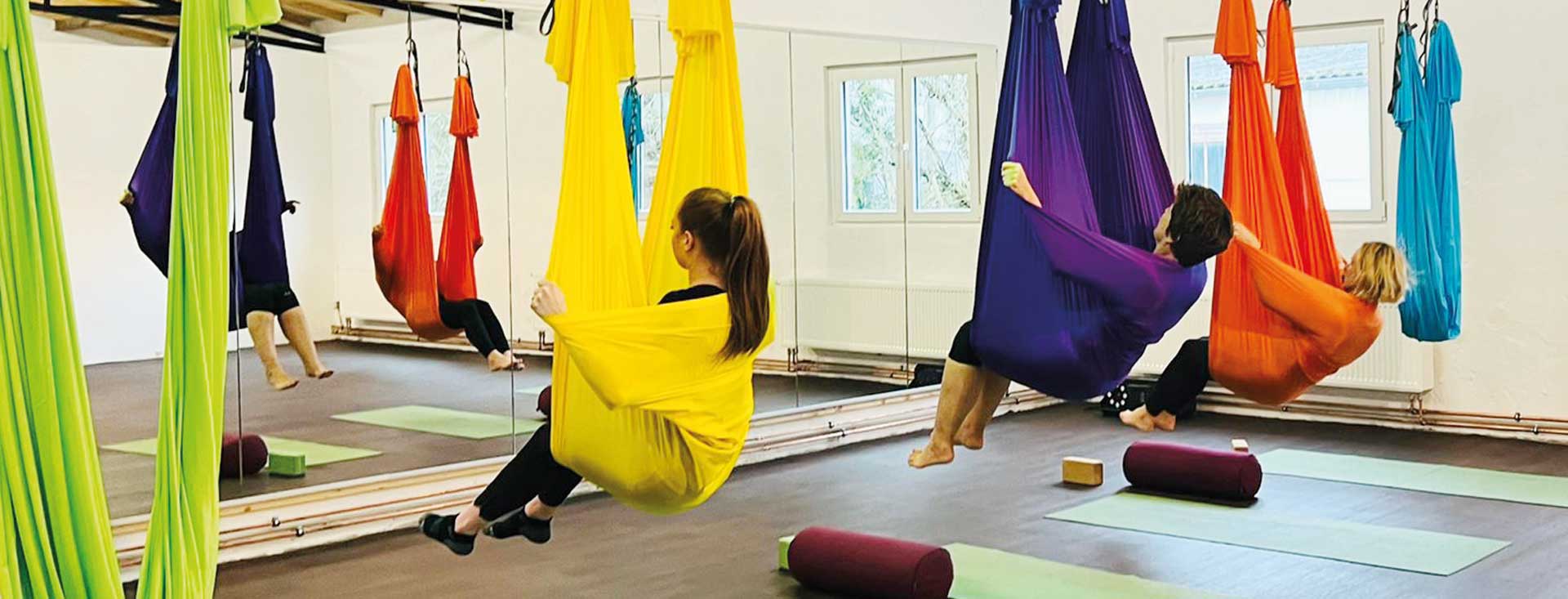 Aerial-Yoga-kurs-01 Aerial Yogo, Yoga im Tuch verlagert die Asanas in die Luft