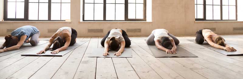 Übungen der Schüler bei der praktischen Ausbildung zum Yogatherapeuten von MaJu Institut Abteilung Yoga  